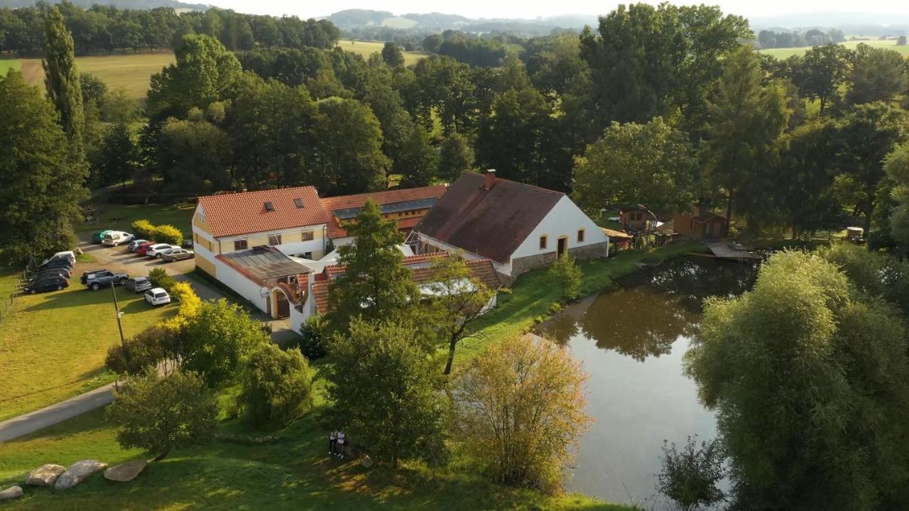 Strnadovsky Mlyn Hotell Jesenice  Eksteriør bilde